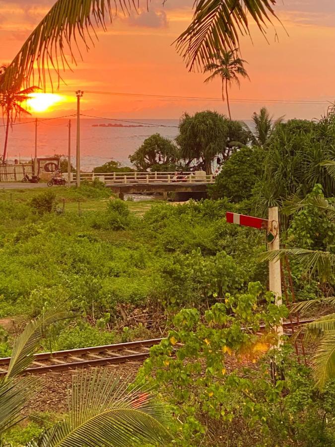 Asanka Surf House & Resturant Bed & Breakfast Midigama East Exterior foto