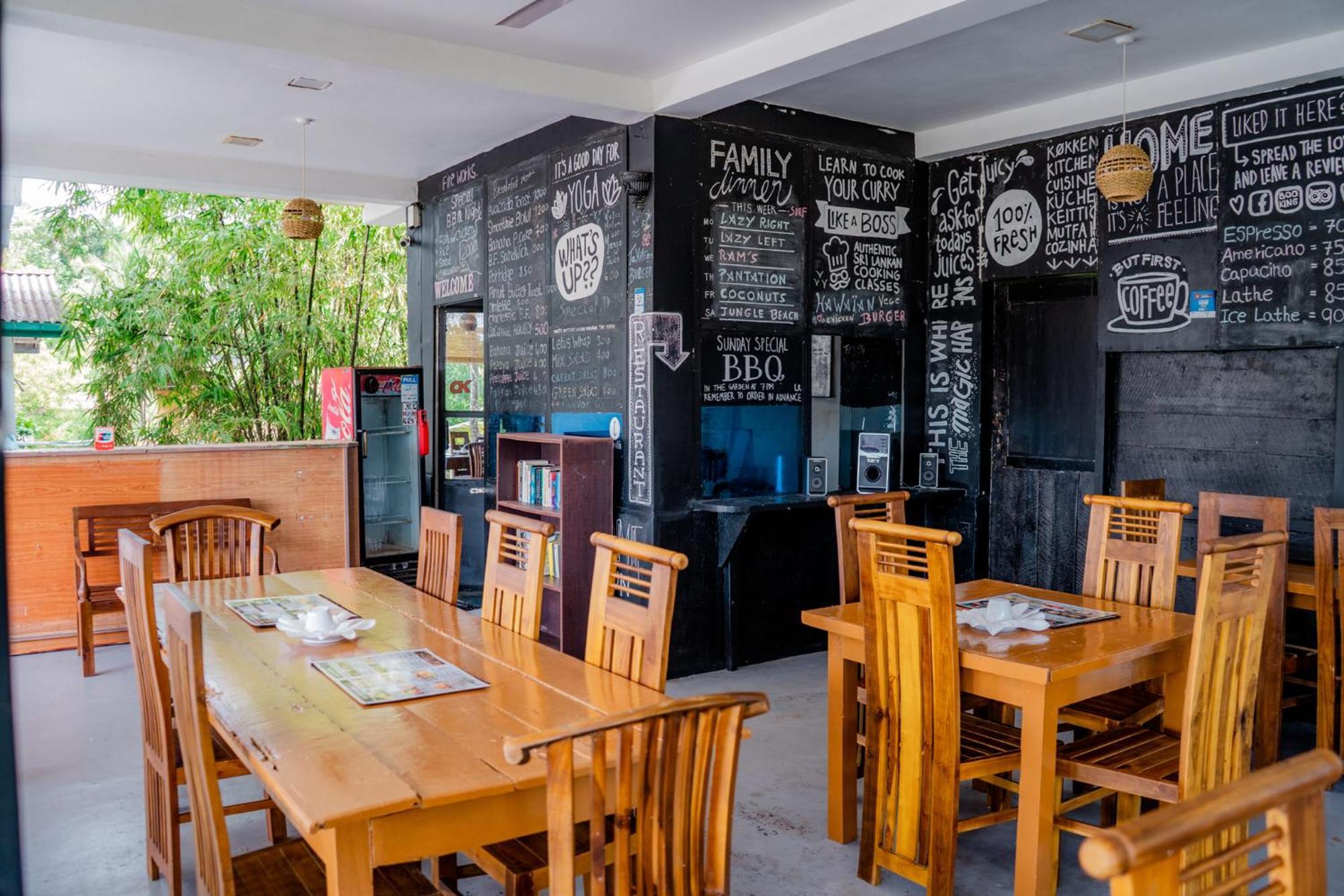 Asanka Surf House & Resturant Bed & Breakfast Midigama East Exterior foto