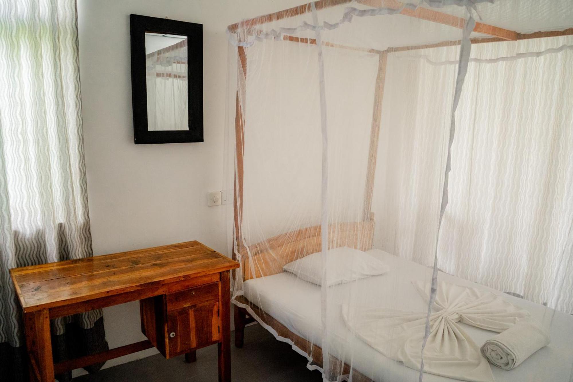 Asanka Surf House & Resturant Bed & Breakfast Midigama East Exterior foto