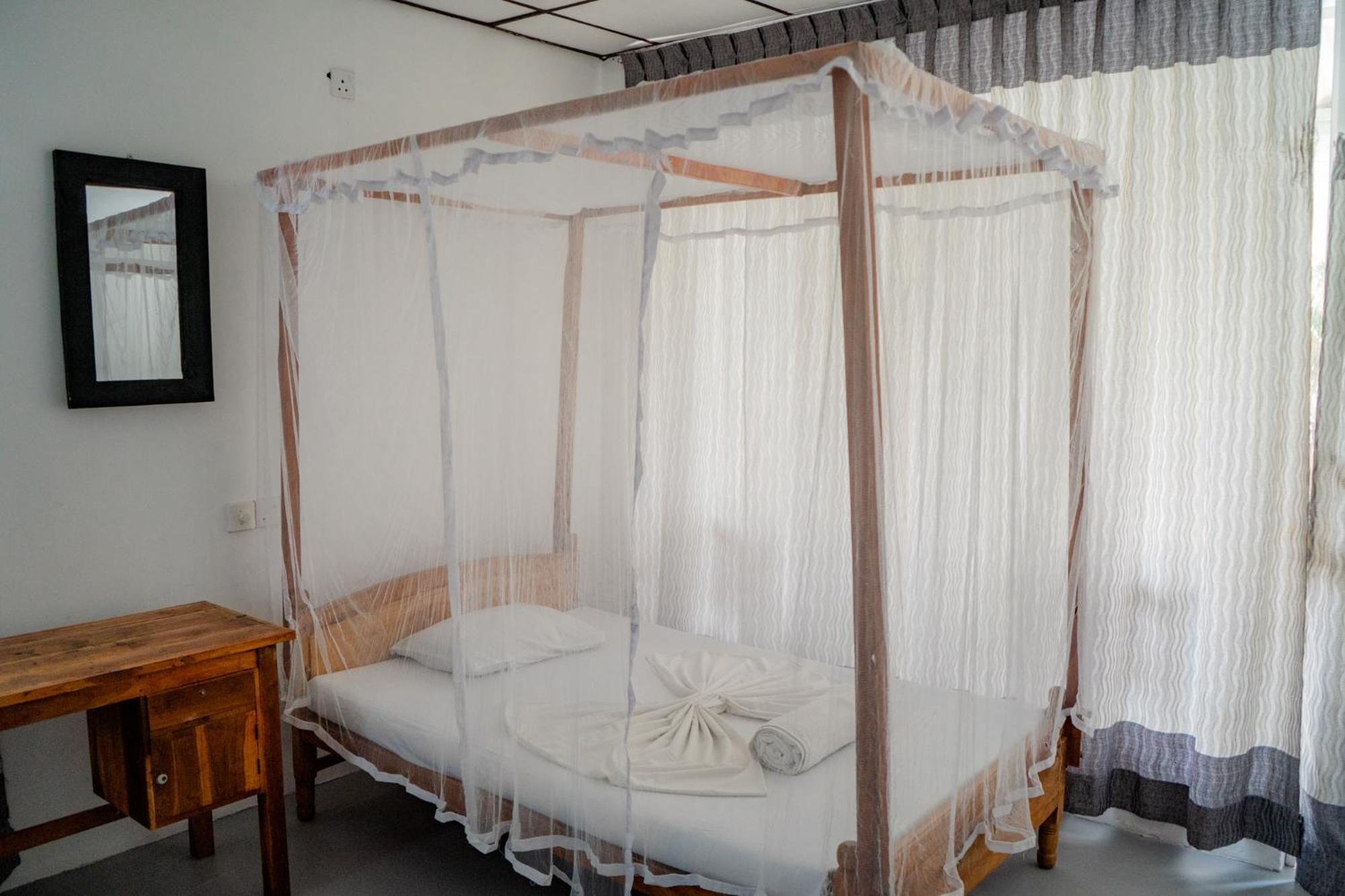 Asanka Surf House & Resturant Bed & Breakfast Midigama East Exterior foto