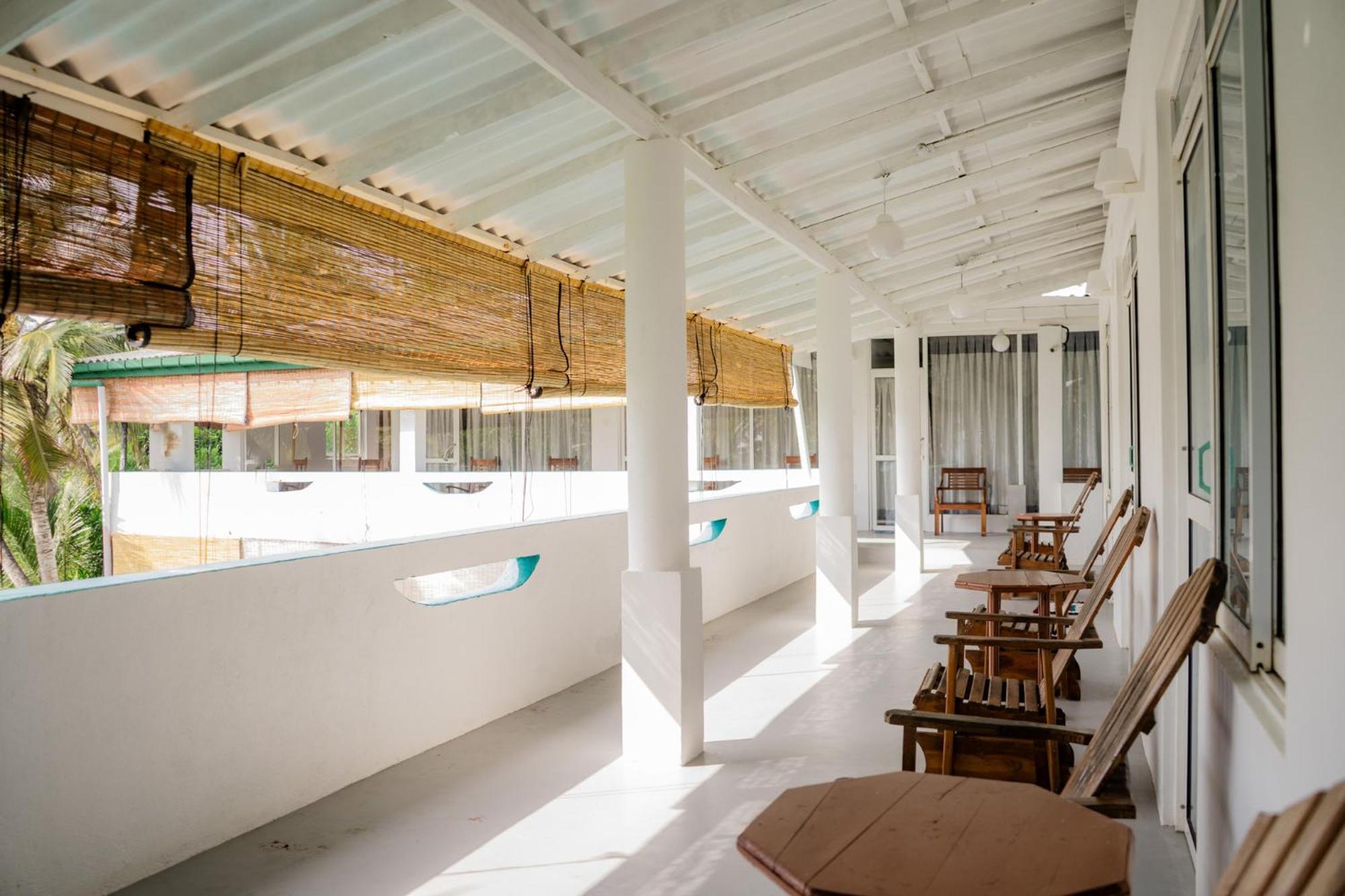 Asanka Surf House & Resturant Bed & Breakfast Midigama East Exterior foto