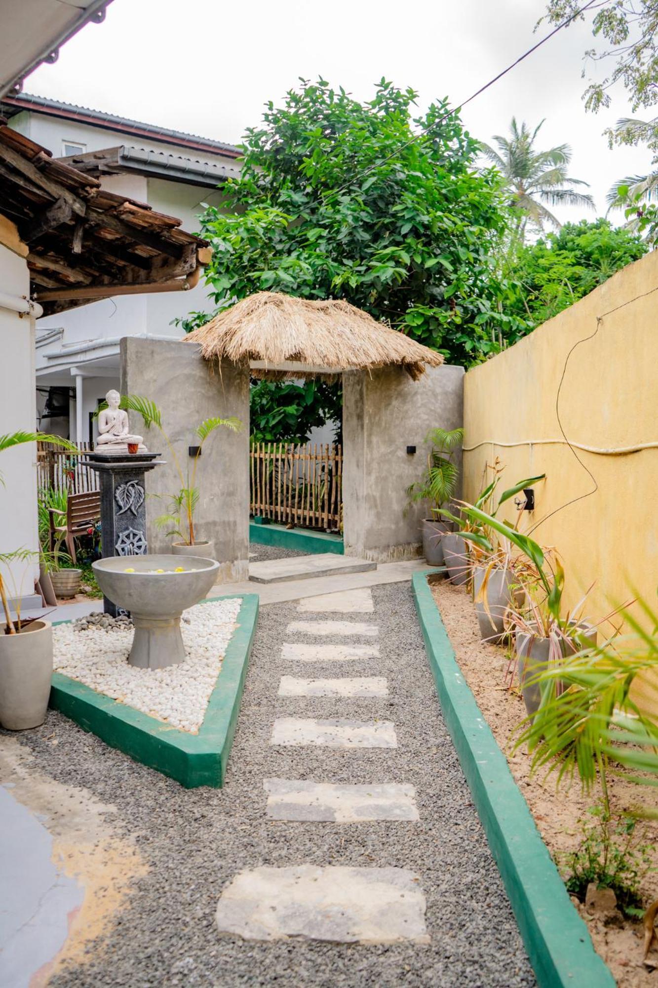 Asanka Surf House & Resturant Bed & Breakfast Midigama East Exterior foto