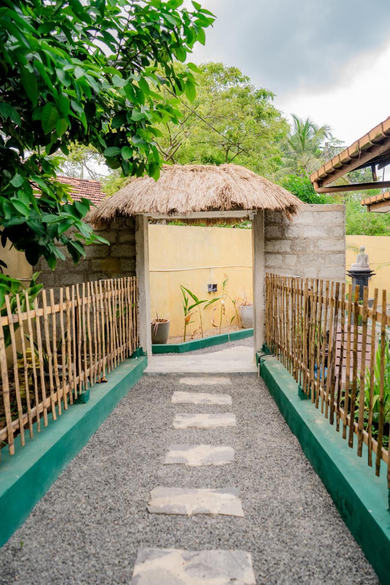 Asanka Surf House & Resturant Bed & Breakfast Midigama East Exterior foto