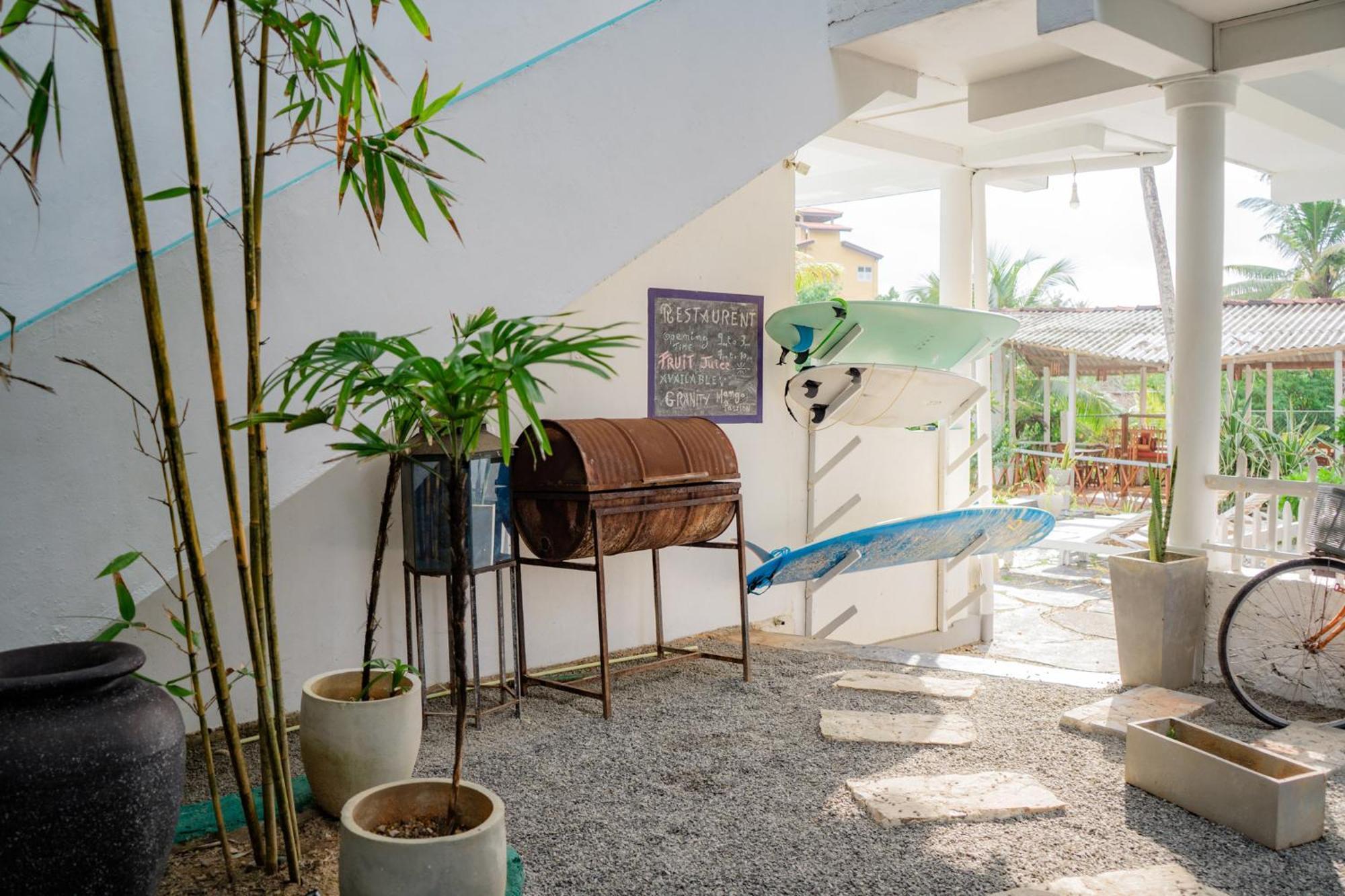 Asanka Surf House & Resturant Bed & Breakfast Midigama East Exterior foto