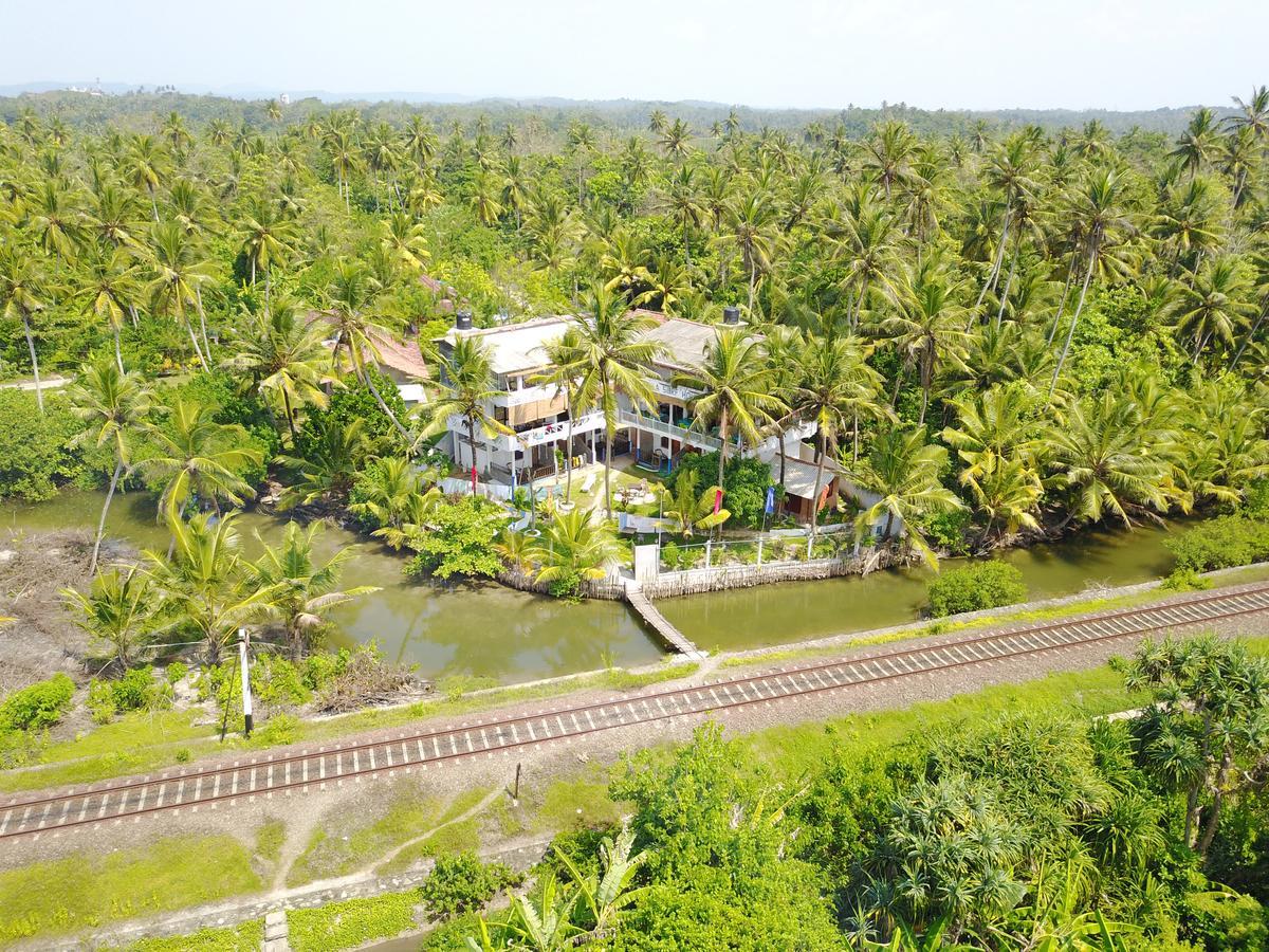 Asanka Surf House & Resturant Bed & Breakfast Midigama East Exterior foto