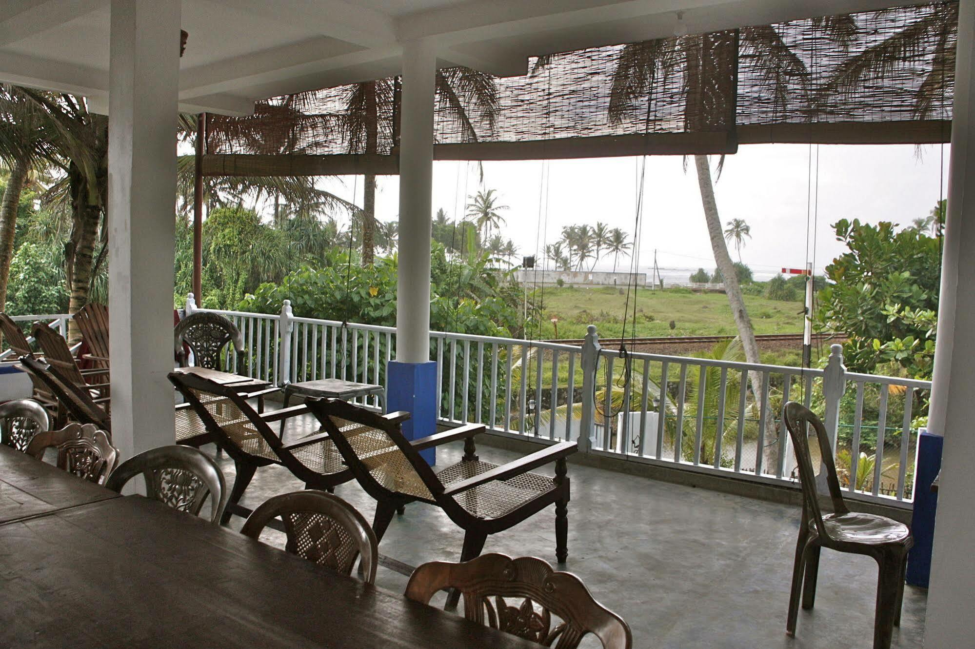 Asanka Surf House & Resturant Bed & Breakfast Midigama East Exterior foto