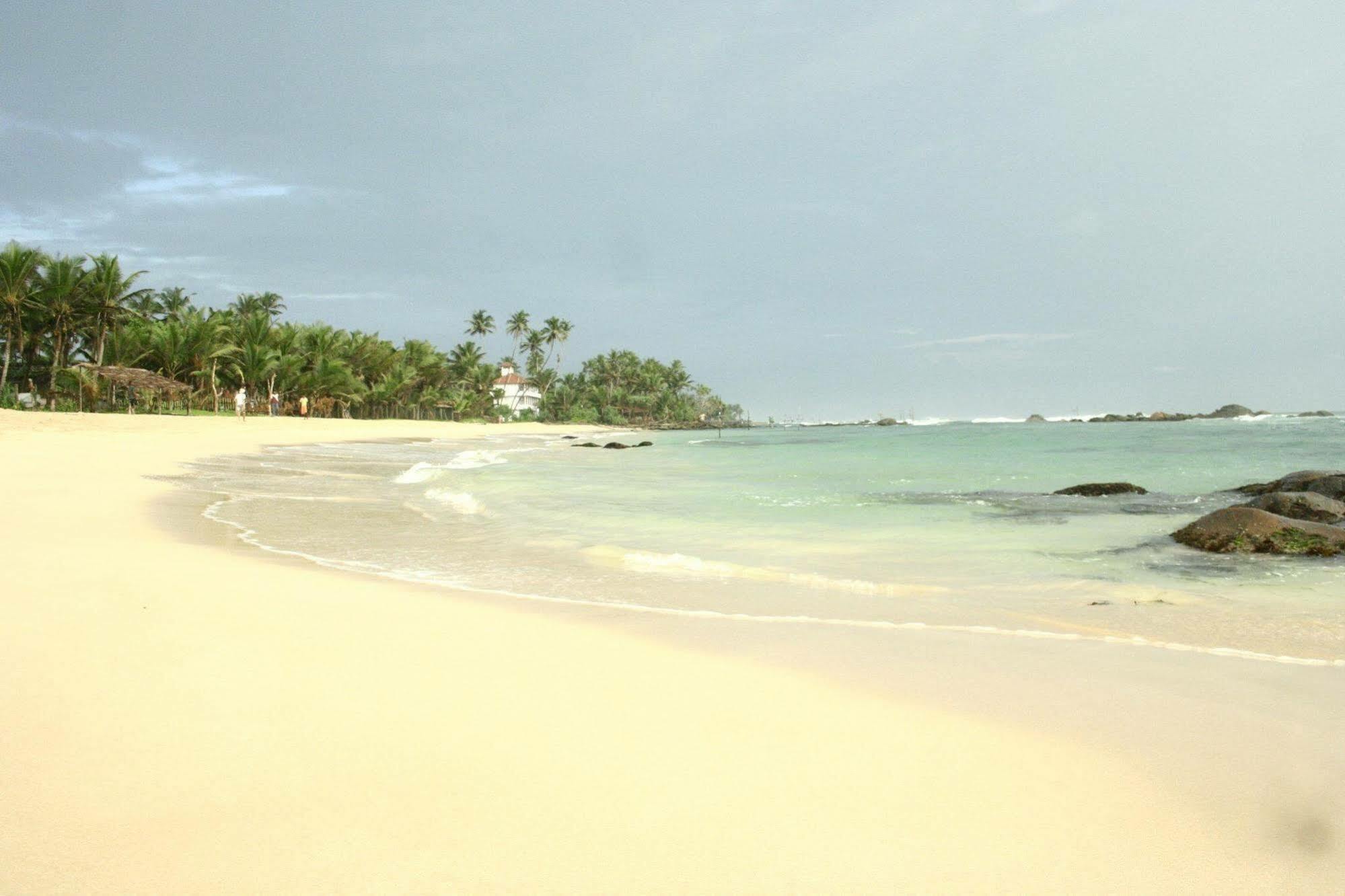 Asanka Surf House & Resturant Bed & Breakfast Midigama East Exterior foto