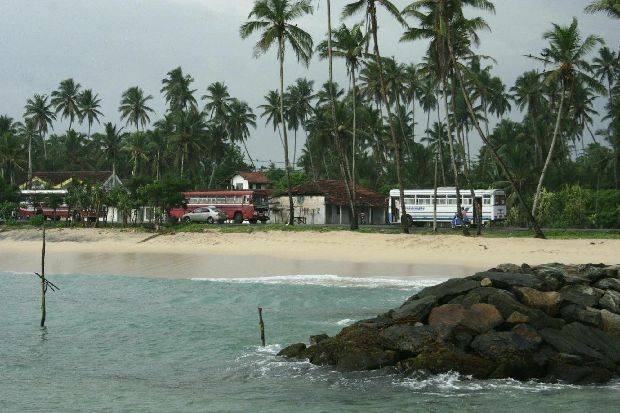 Asanka Surf House & Resturant Bed & Breakfast Midigama East Exterior foto