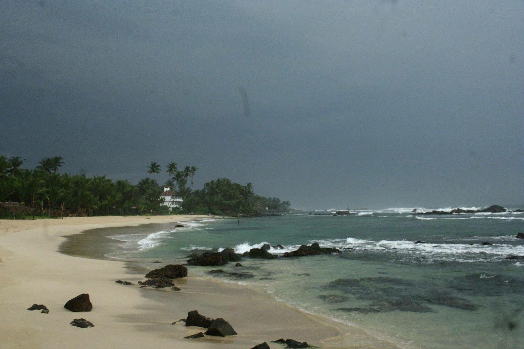 Asanka Surf House & Resturant Bed & Breakfast Midigama East Exterior foto