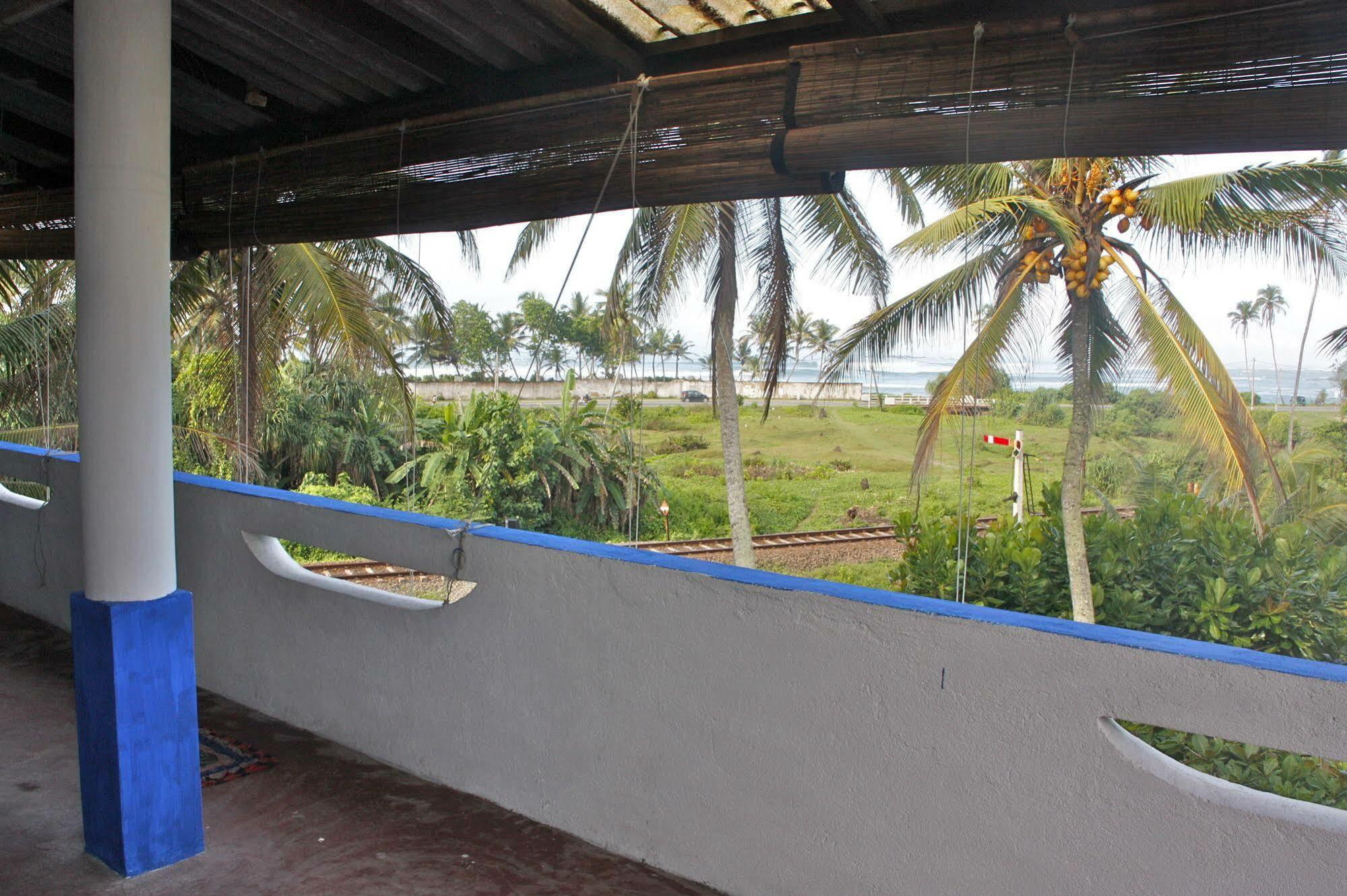 Asanka Surf House & Resturant Bed & Breakfast Midigama East Exterior foto